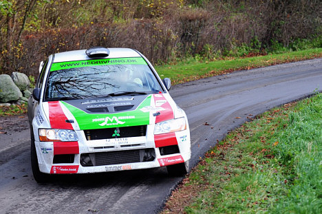Kim Madsen øver sig i grænserne for drift i sin nye Mitsubishi Lancer.